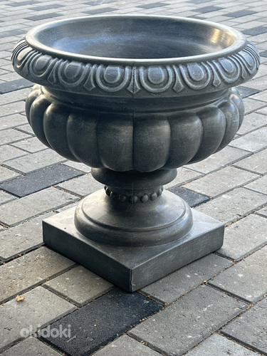 Садовая ваза большая из бетона (фото #1)