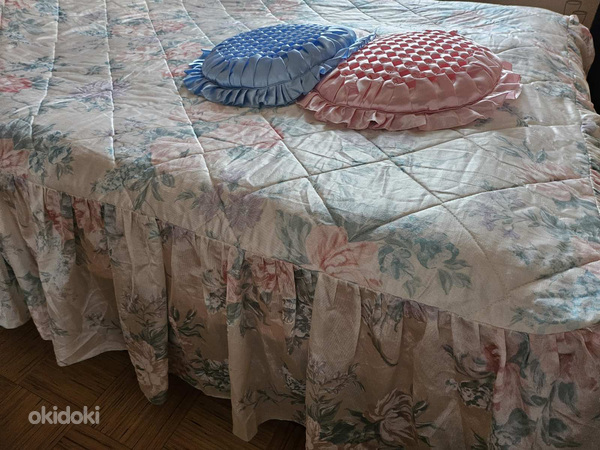 Подушки для кровати и покрывало (фото #2)