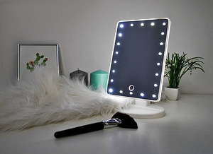 LED valgusega meigipeegel (4 foto / 8)