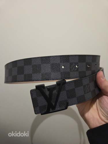 Кожаный ремень Louis Vuitton.