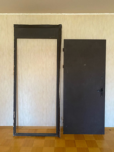 Железная дверь с коробкой. (2 фото из 3)