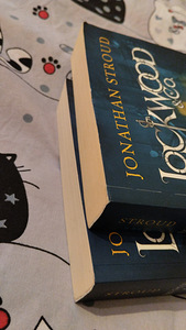 Jonathan Stroud " Kisendav trepp "" Sosistav kolp" (5 foto / 9)