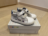 Продаются детские кожаные кроссовки Geox, размер 25