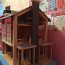 Большой деревянный кукольный домик с мебелью (фото #2)