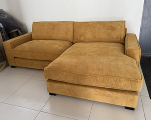 Sulepatjadega kollane nurgadiivan 250x159 cm. Uhiuus (1 foto / 5)