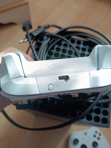 Xbox Series X, 2 pulti (2 foto / 2)