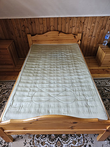 Кровать с матрасом (2 фото из 3)