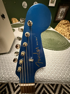 Комплект: гитара Fender Malibu с чехлом и комбоусилителем (6 фото из 8)