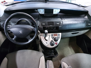 Peugeot 807 Premium pack 2.0 HDI 120kW 7 kohta (5 foto / 13)