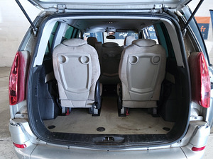 Peugeot 807 Premium pack 2.0 HDI 120kW 7 kohta (13 foto / 13)