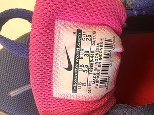 Женские кроссовки Nike (3 фото из 3)