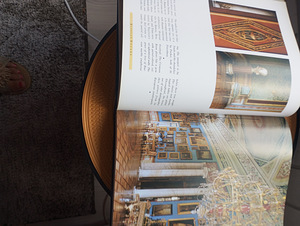 Книга жития знаменитостей (2 фото из 5)