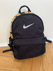 Nike väiksem seljakott (1 foto / 4)
