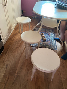 MÜÜAN KÖÖGI LAUA JA 3 taburetti (1 foto / 5)