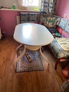 MÜÜAN KÖÖGI LAUA JA 3 taburetti (4 foto / 5)
