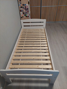 Кровать из массива дерева (3 фото из 4)