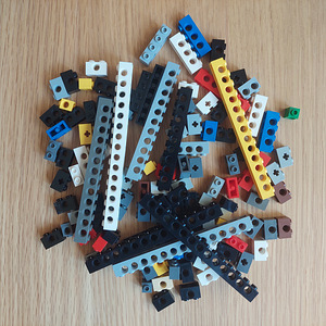 Lego küljel aukudega ehitusklotsid (1 foto / 5)