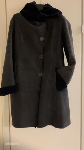 Тонкое замшевое пальто с капюшоном (фото #3)