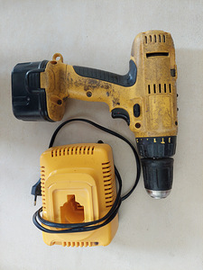 Ударная дрель Dewalt (1 фото из 1)