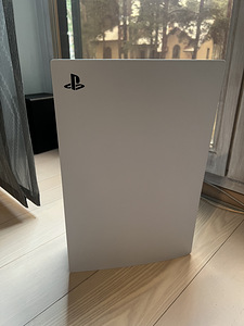 PlayStation 5 Digital Edition + 2 геймпада (3 фото из 4)