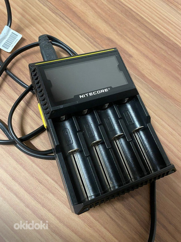 Универсальное зарядное устройство Nitecore D4 (фото #2)