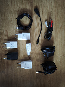 5 зарядных устройств. 2 адаптера 12 В. Два USB-кабеля, AV-ка
