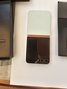 Samsung Galaxy Flip (1 foto / 3)