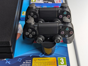 Sony PlayStation 4 Pro 1 TB (2 foto / 5)