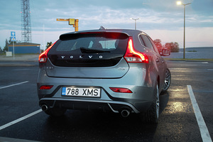 Volvo V40 R-Design 2.0 88kW (3 foto / 10)