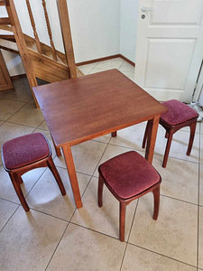 Köögilaud ja neli tooli