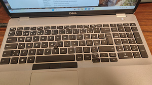DELL 3551 I7-10850H 16 GB 516 GB SSD NVIDIA QUADRO P620 (2 foto / 3)