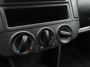 VW POLO 1.4i мануал 2008 (9 фото из 9)