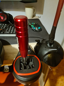 THRUSTMASTER TMX PRO+ПЕРЕКЛЮЧАТЕЛЬ СКОРОСТЕЙ+РУЧНОЙ ТОРМОЗ (4 фото из 6)