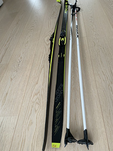 Детский лыжный комплект: лыжи Fisher 160см, палка Swix 140см.
