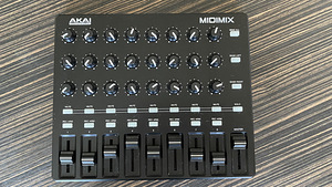 MIDI-контроллер и звуковая карта (2 фото из 5)