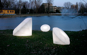 Bijoux is a polyethylene floor lamp that reminds of the shap (2 foto / 3)