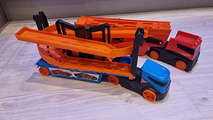 Hot Wheelsi Mega Hauler hoiukohaga kuni 50 + Hot Wheelsi tõs (2 foto / 9)