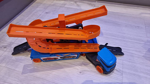 Hot Wheelsi Mega Hauler hoiukohaga kuni 50 + Hot Wheelsi tõs (9 foto / 9)