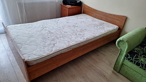 Кровать с матрасом (1 фото из 1)