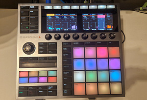 Native instruments Maschine plus groovebox (1 foto / 2)