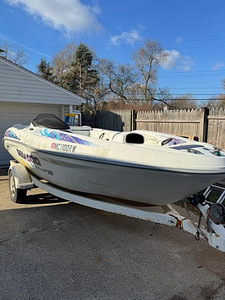 1995-200 Sea Doo Speedster 16' Jet Boat w/ Title & Trailer ? (1 foto / 1)