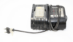 Makita DC18SD (2 foto / 2)