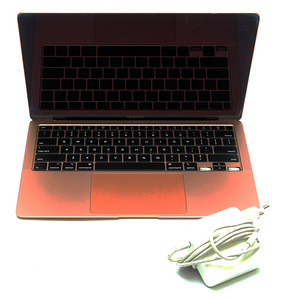 Macbook Air 13-inch 2020 (2 foto / 3)