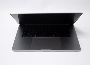 MacBook Pro (16-inch, 2021, M1 Pro, 1TB) (2 foto / 3)