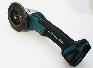 Makita DGA504 (2 foto / 2)