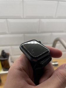 Apple Watch Series 4 42mm (1 foto / 2)
