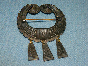 Старинная брошь (3 фото из 3)