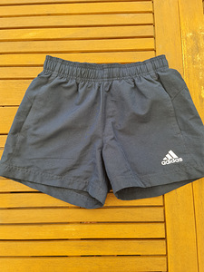 Adidas lühikesed püksid, suurus 128 (1 foto / 4)