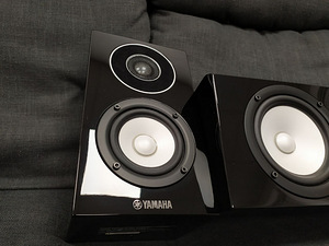 Kvaliteetsed Yamaha 700. seeria surround kõlarid (4 foto / 10)