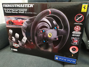 Thrustmaster T300 Ferrari 599XX EVO Alcantara roolikomplekt (5 foto / 6)